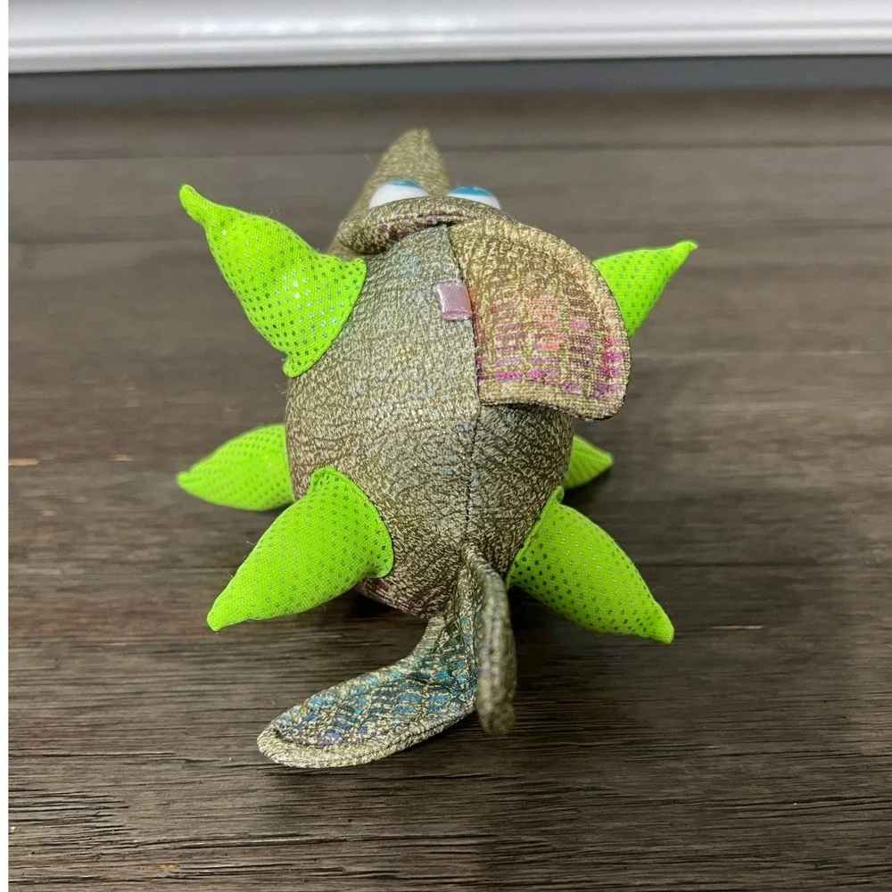 Cartoon Big Eyed Plush Fish Stuffed Animal Gold Metallic Neon Green Fins Toy 6in